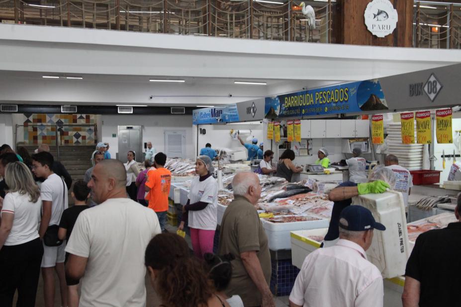 movimento de pessoas no mercado de peixes. #paratodosverem
