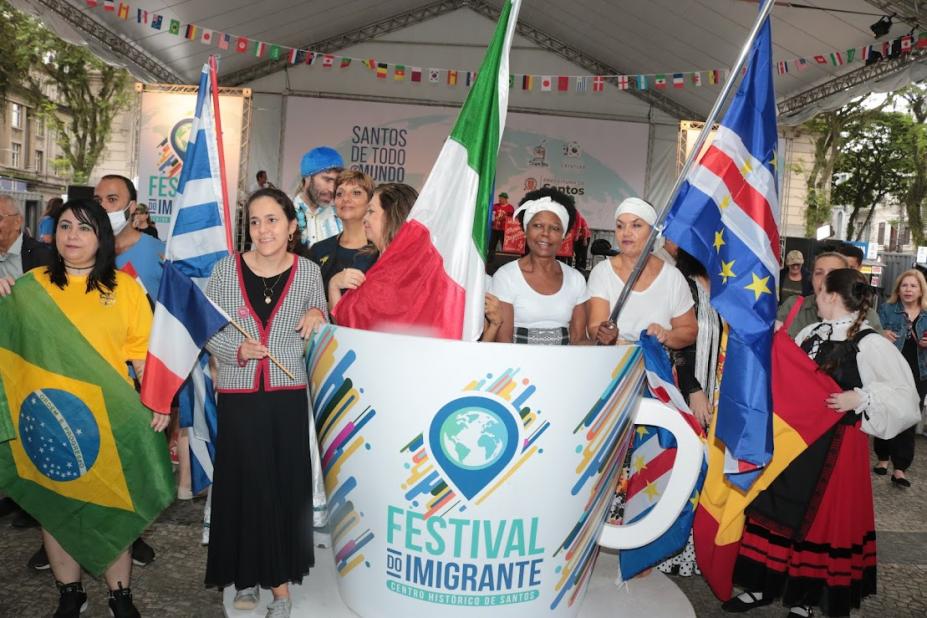 pessoas com bandeiras em xícara do evento #paratodosverem