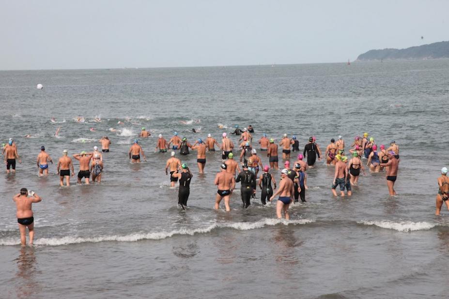 Nadadores entram no mar da Ponta da Praia. #paratodosverem