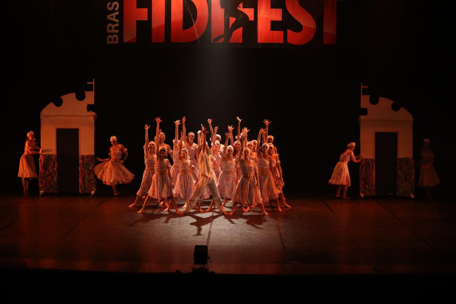 pessoas dançando no palco do fidifest #paratodosverem 