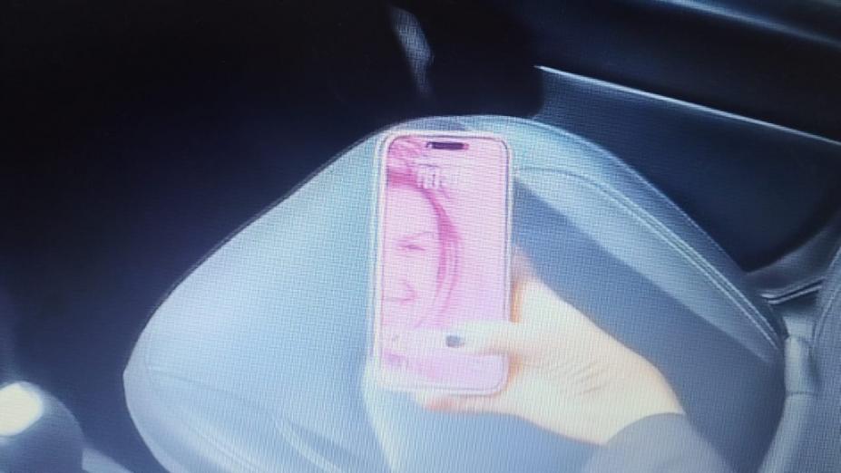 uma mão segurando um celular #paratodosverem
