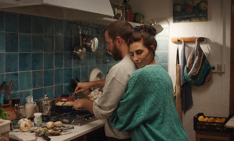 em cena de filme, mulher abraça homem #paratodosverem