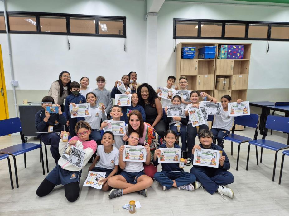 alunos mostram cartazes  #paratodosverem