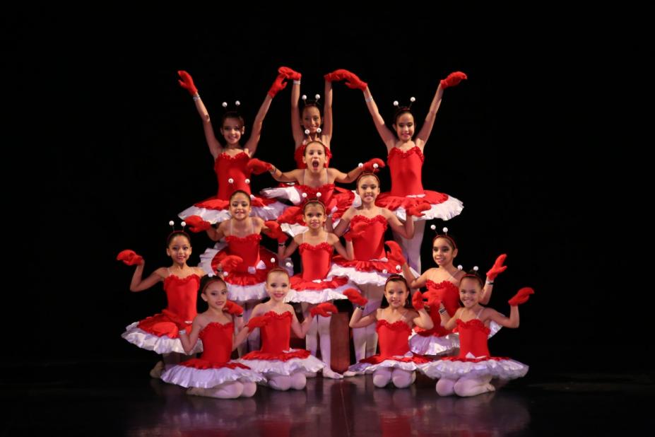 bailarinas fazem coreografia em cima do palco #paratodosverem