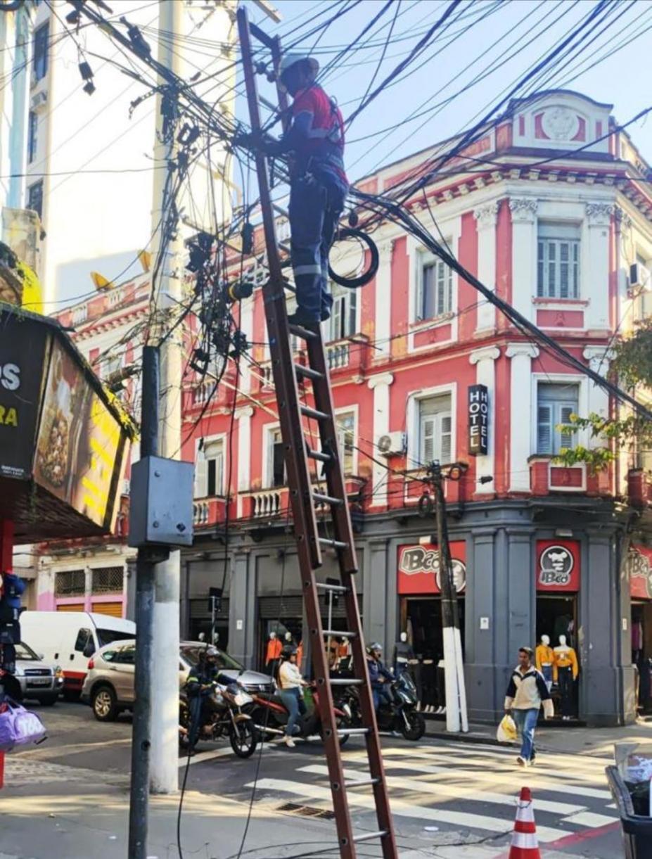 operário retirando os fios #paratodosverem 