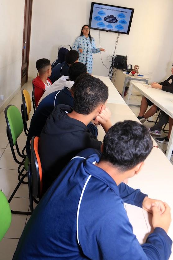 alunos assistem aula em auditório. #paratodosverem