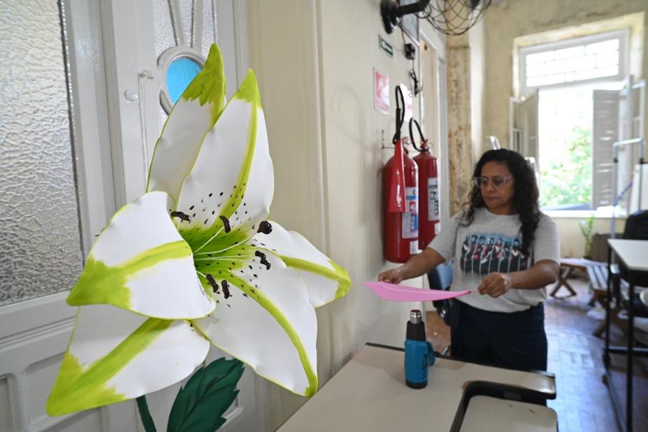 mulheres produzindo as flores #paratodosverem