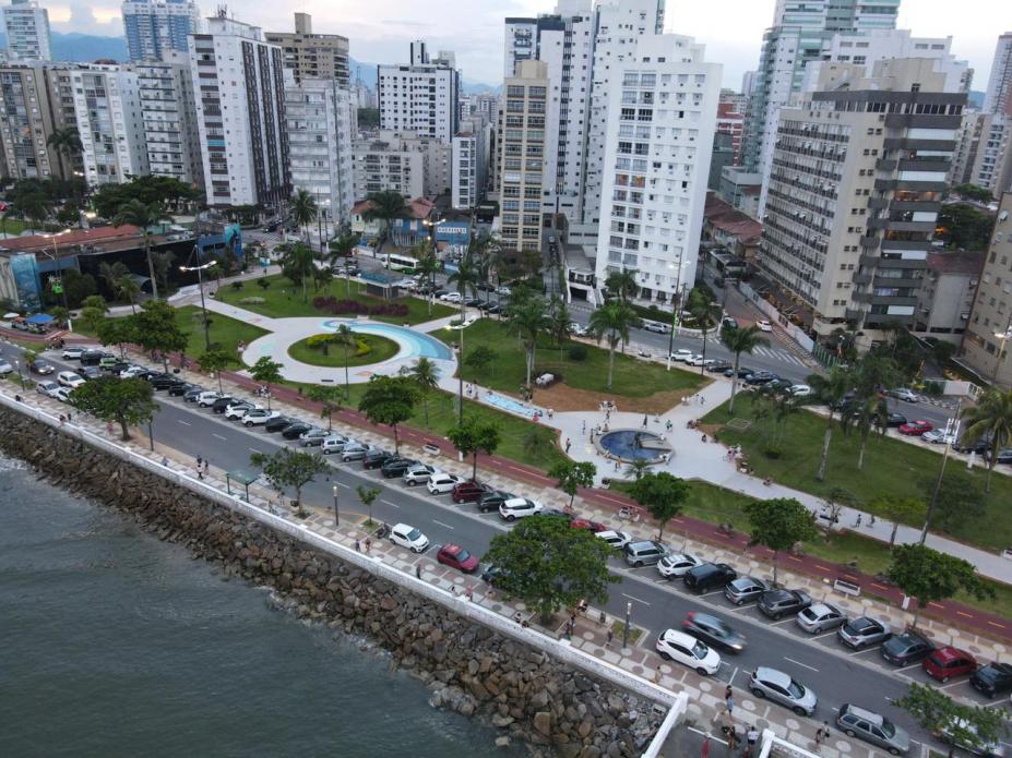 Vista aérea do entorno do Aquário Municipal, alamedas, jardins, avenida e trecho de pedras e mar. #pracegover