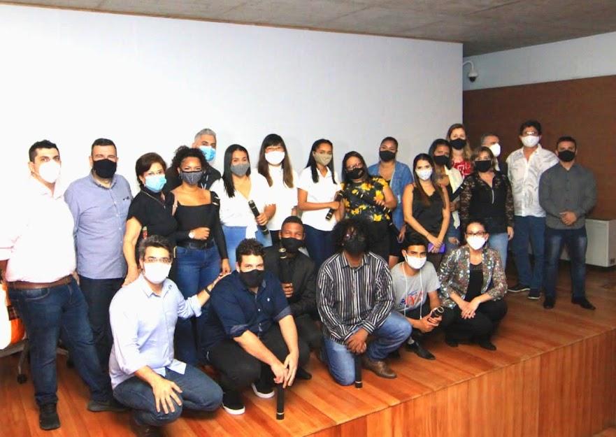 A equipe de formandos reunida em palco posa para foto. #paratodosverem