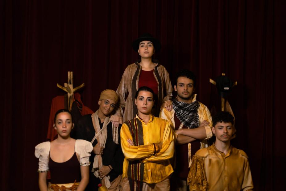 artistas caracterizados de personagens posam para foto em palco. #paratodosverem 