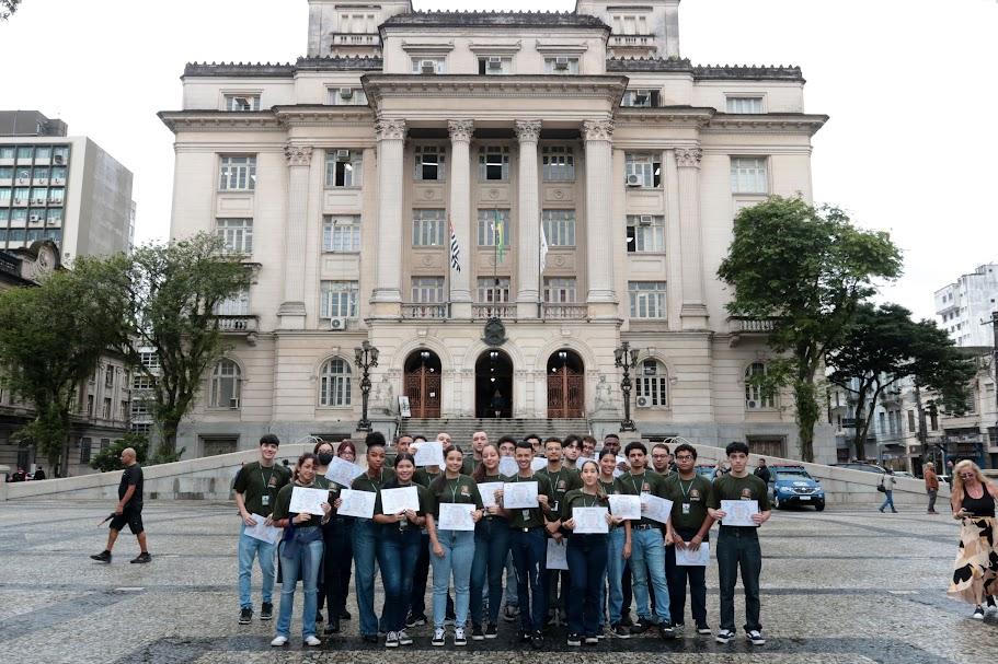 jovens uniformizados posam diante da prefeitura. #paratodosverem
