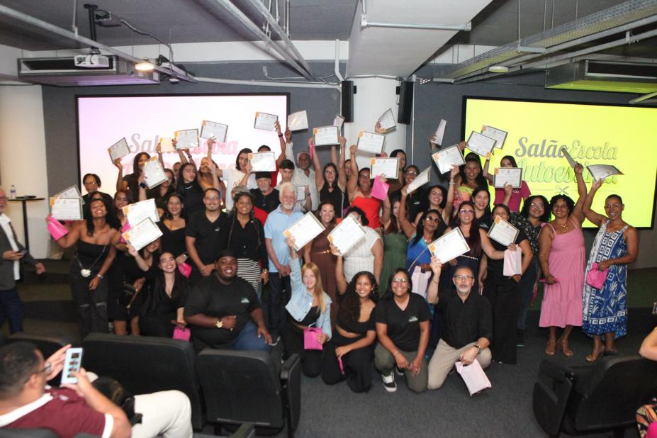 alunos posam para foto segurando certificados. #paratodosverem