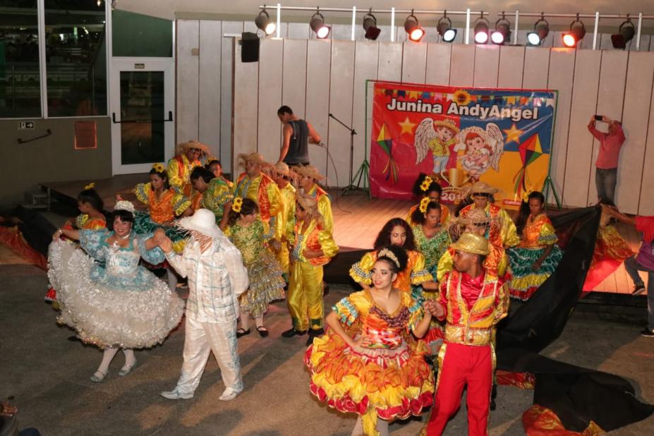 Quadrilha se apresenta. Casais estão com roupas típicas. #Pracegover