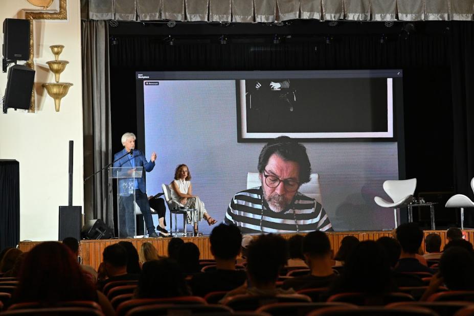 pessoas assistindo ao fórum #paratodosverem 