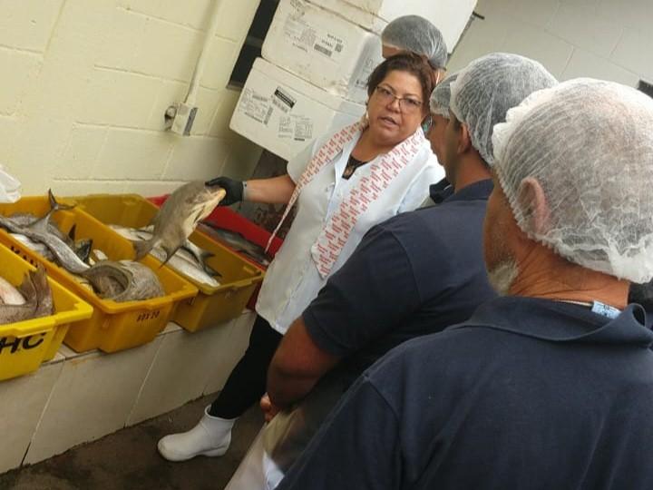 professora mostra peixe para alunos #paratodoverem