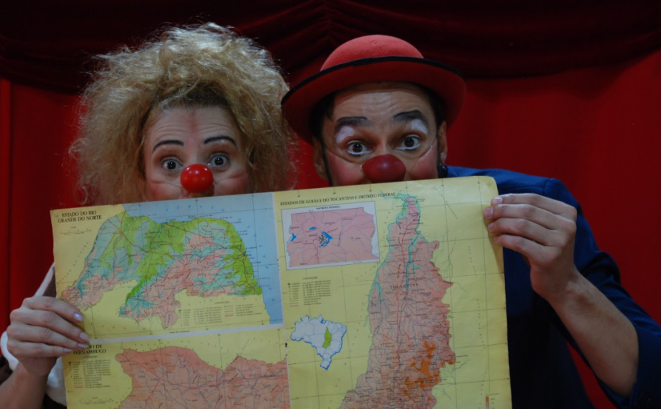 dois palhaços seguram um mapa. #paratodosverem