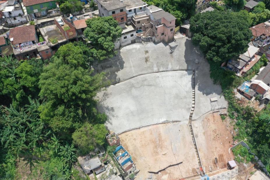 Área de encosta do morro com concreto #paratodosverem