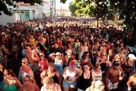 foliões participam de banda na rua. #paratodosverem