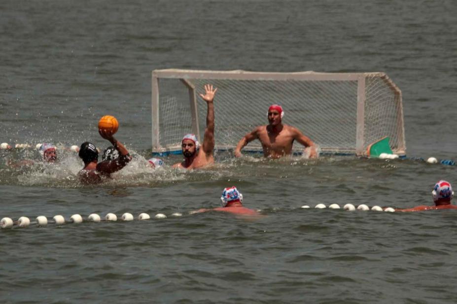 Atletas jogam polo aquatico no mar #paratodosverem