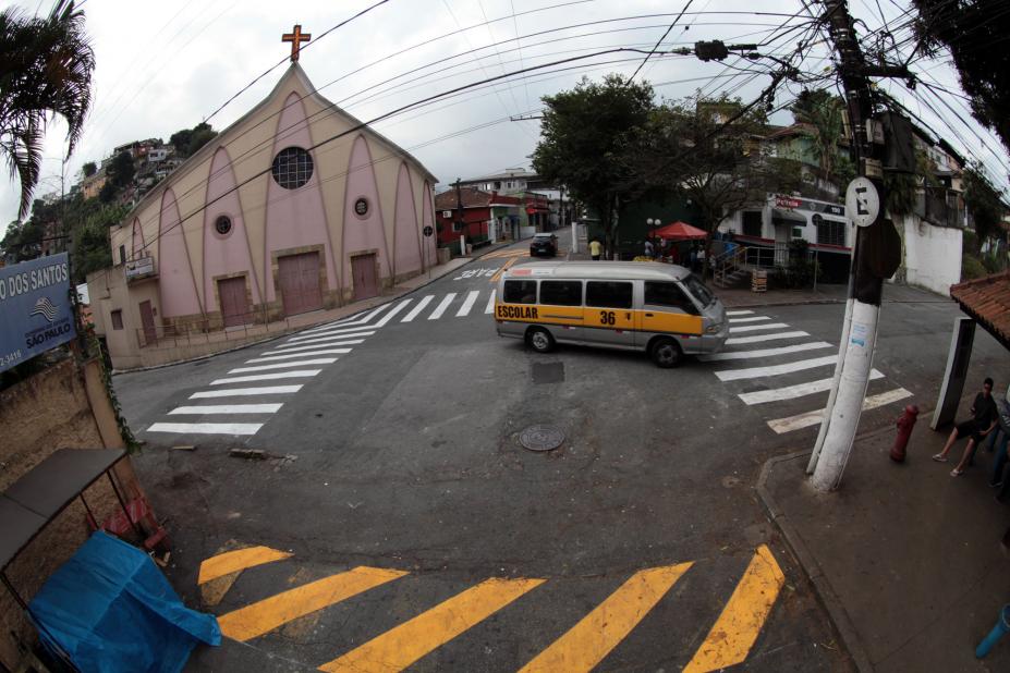 cruzamento do morro já com a sinalização #pracegover