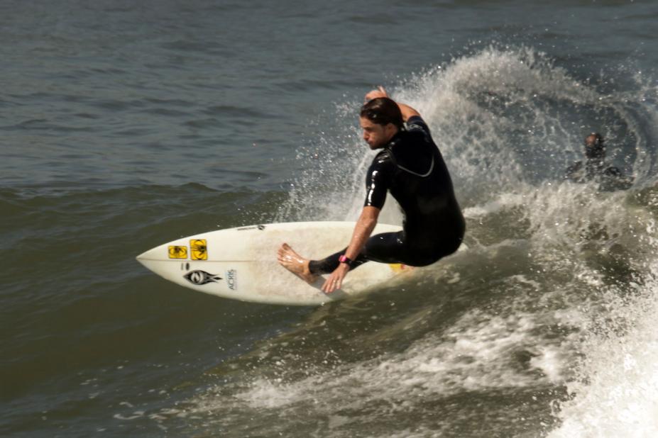 Surfista está sobre a onda. #Pracegover
