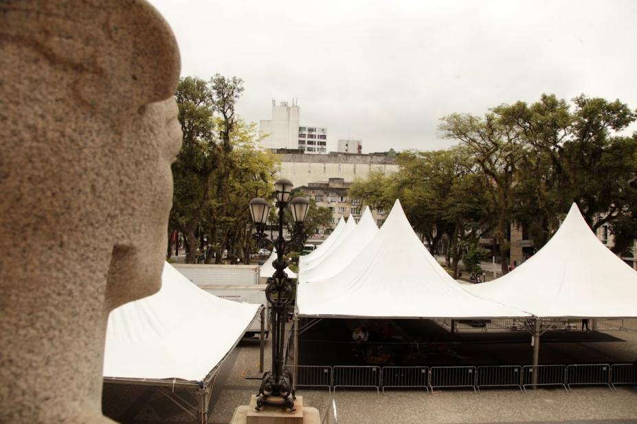 lonas do evento montadas na praça #paratodosverem 