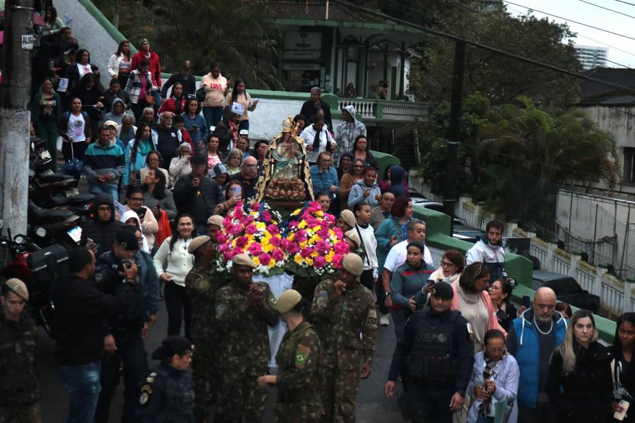 imagem de santa é carrega escadaria abaixo. #paratodosverem