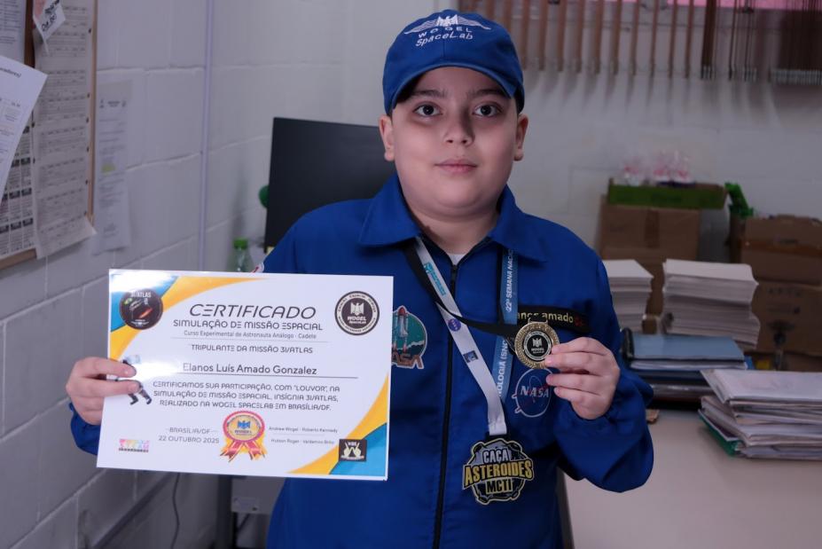 Aluno mostra seu certificado internacional. #Paratodosverem.