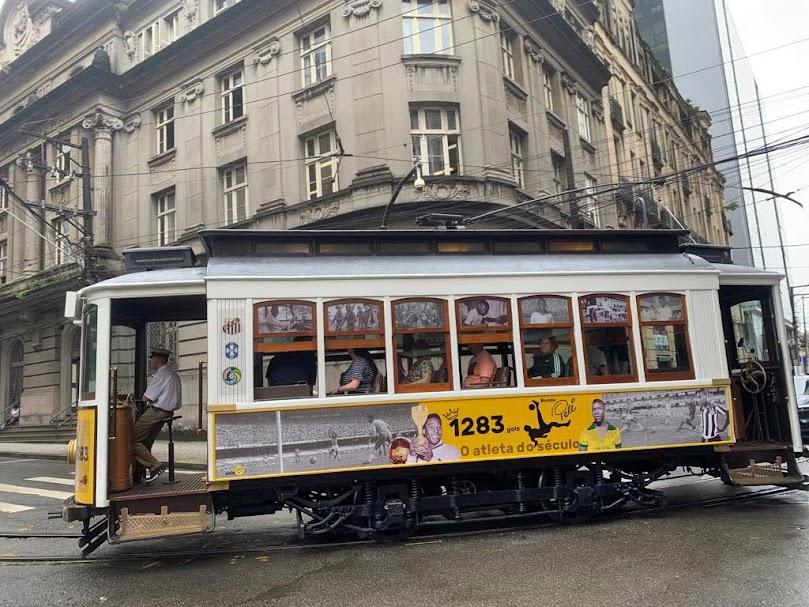 bonde pelé circulando pelo centro histórico. #paratodosverem 
