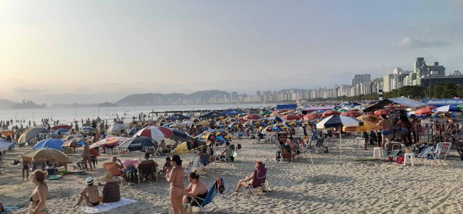 praia cheia em dia e sol. #paratodosverem