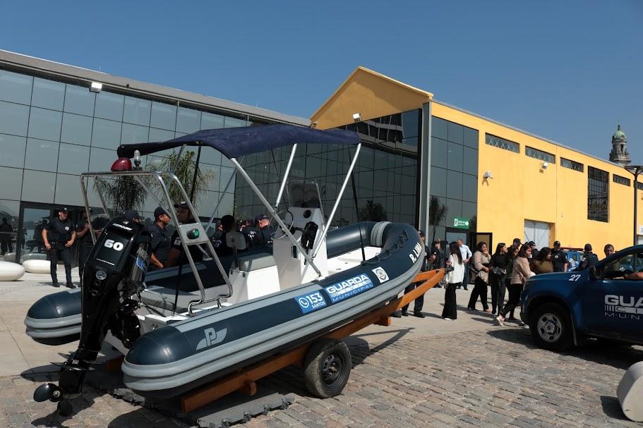 bote está em exibição sobre o solo à frente de um armazém, #paratodosverem 
