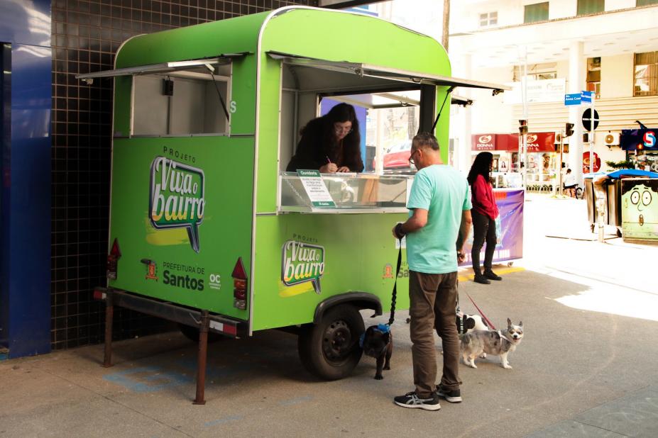 homem é atendido em trailer do viva o bairro. #paratodosverem