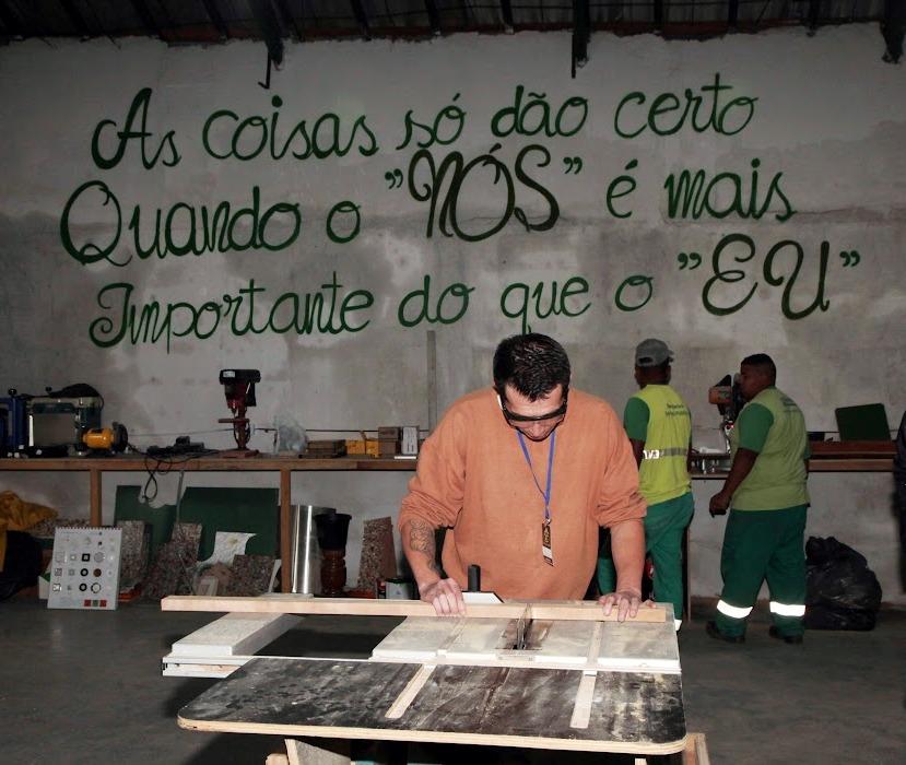 professor realiza serviço na mesa #paratodosverem