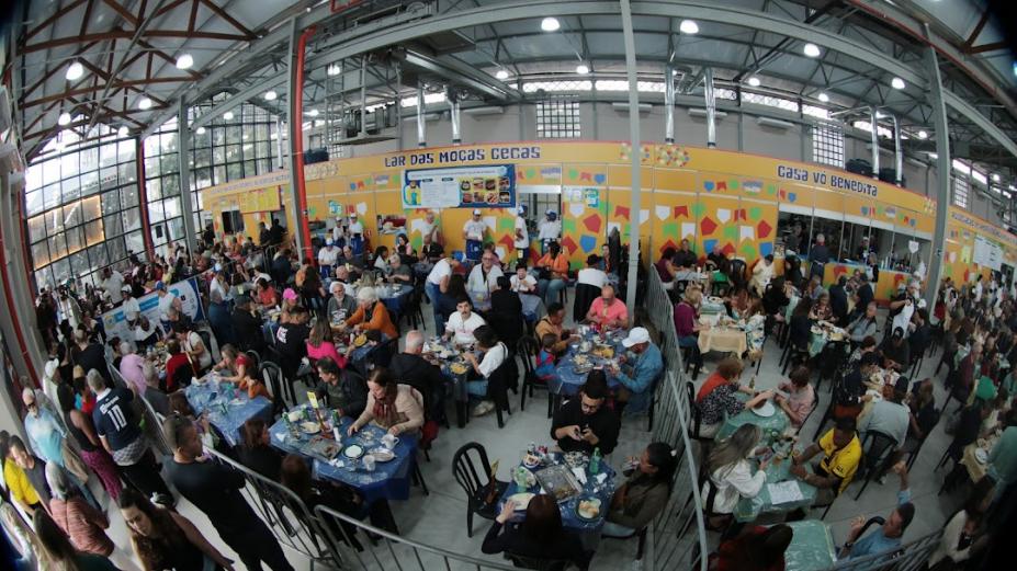 vista geral da praça de alimentação da festa. #paratodosverem