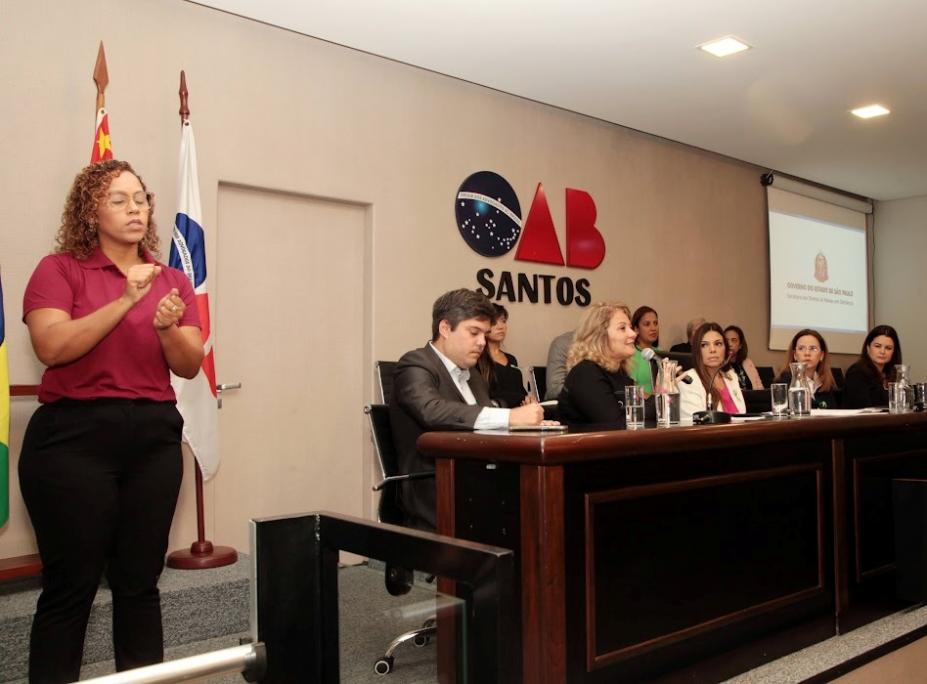 autoridades sentadas em auditório #paratodosverem