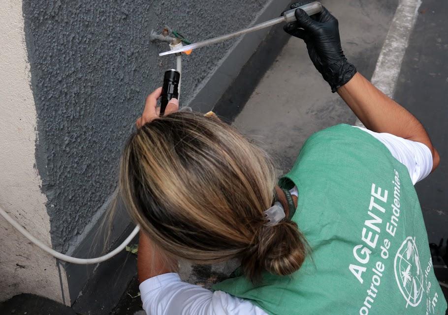 pessoa segura instrumento de medição #paratodosverem