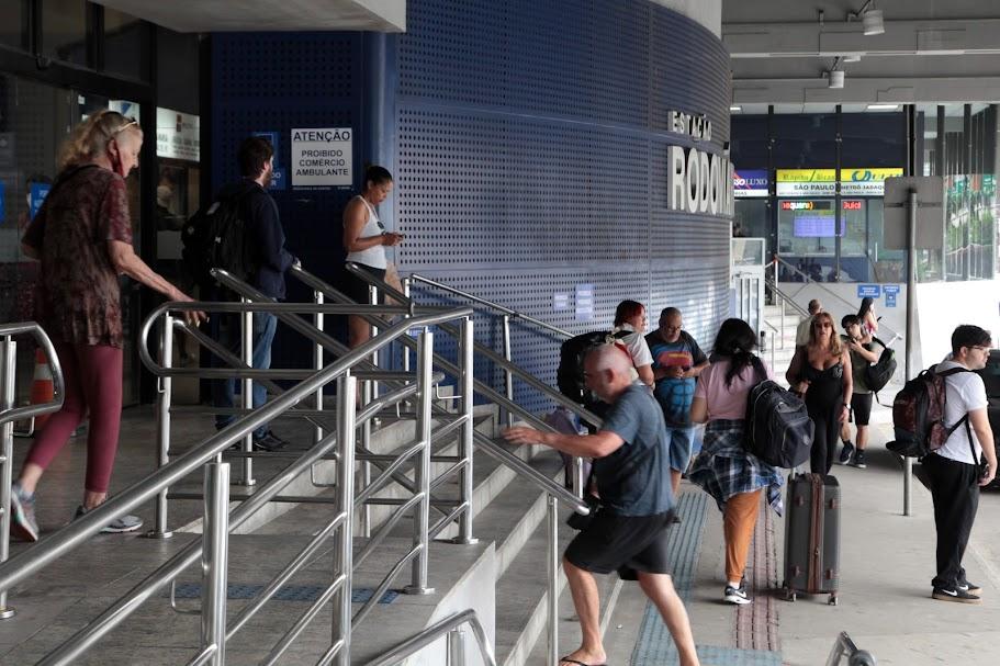 movimento de pessoas entrando na rodoviária por escada. #paratodosverem 