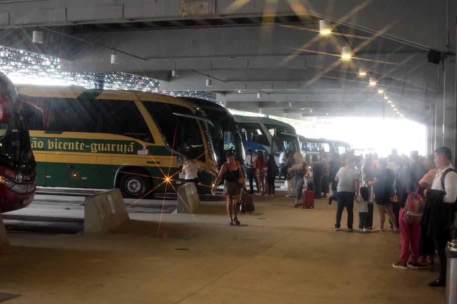 ônibus parados em baias na rodoviária. #paratodosverem 