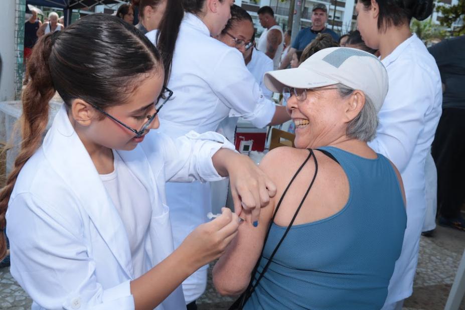 enfermeira vacinando uma idosa #paratodosverem