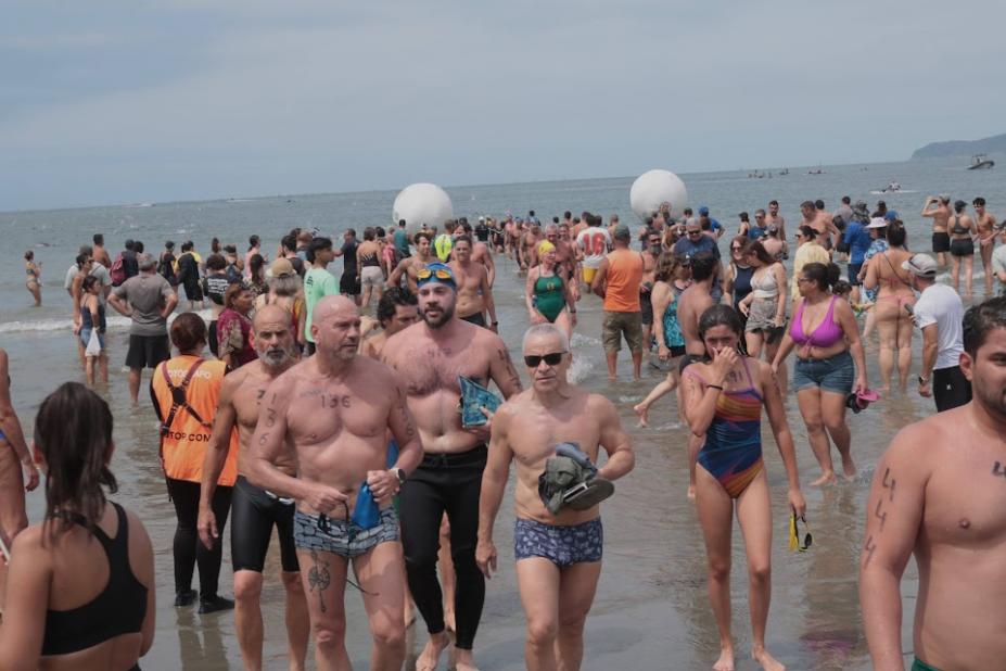 pessoas com toca saindo do mar #paratodosverem