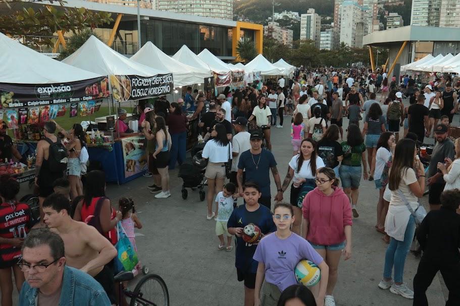 #paratodosverem pessoas andando entre barracas em evento
