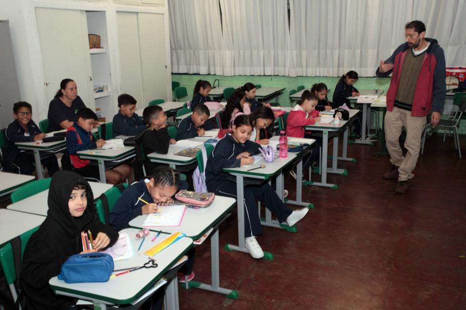 alunos sentados em suas respectivas carteiras. #paratodosverem