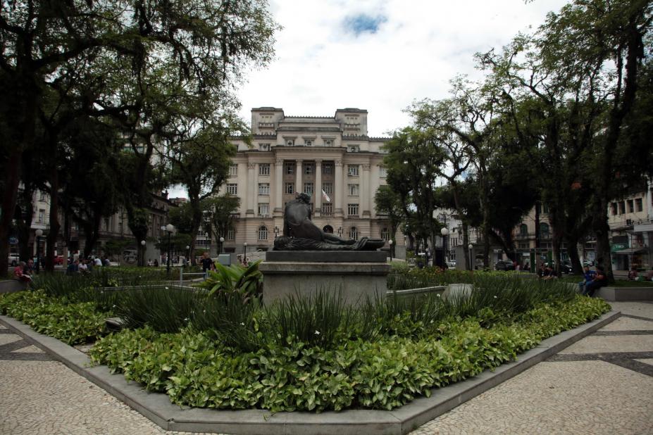 a fachada da prefeitura com detalhes da praça mauá em primeiro plano. #paratodosverem 