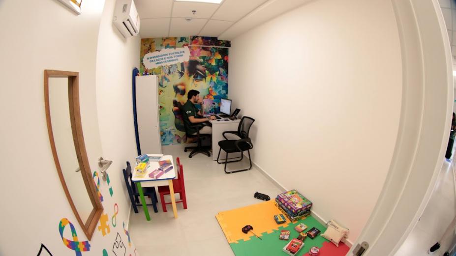 sala com tapete infantil, jogos e armários. #paratodosverem 