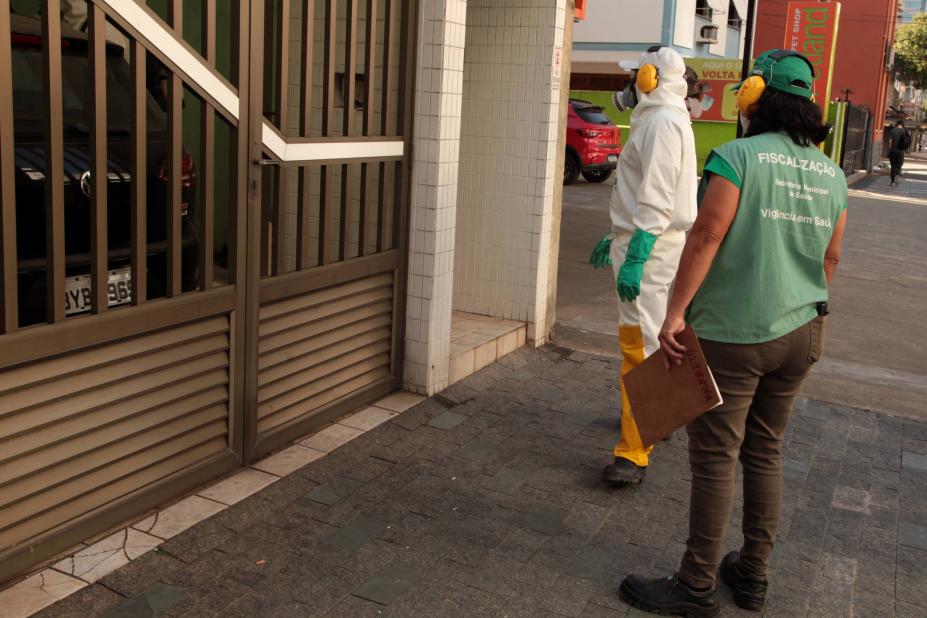 agente da dengue com equipamento de nebulização e outra agente. #paratodosverem