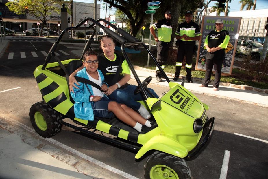Professora abraça aluno em minibugue #paratodosverem 