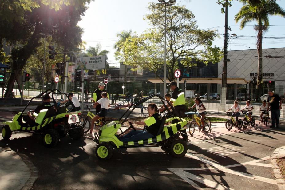 crianças em minibuggies e atravessando faixa de pedestre. #paratodosverem