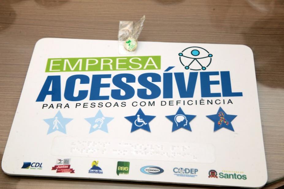 placa onde se lê empresa acessível para pessoas com deficiência. #paratodosverem 