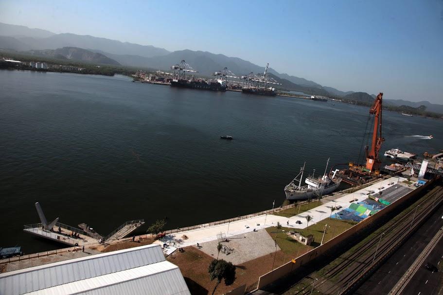 o porto de Santos com a margem direita (Santos) em primeiro plano e a esquerda ao fundo. #santos