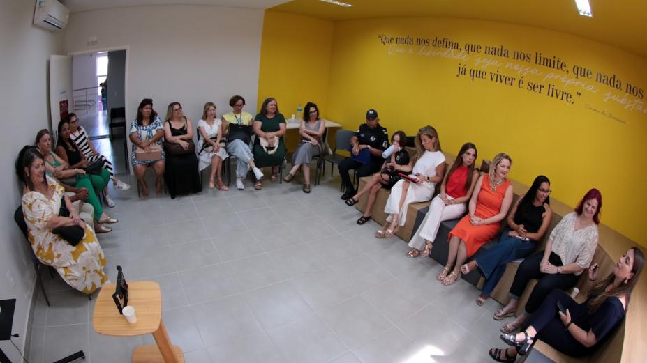 Mulheres reunidas na Roda de Conversa na Casa da Mulher. #Paratodosverem